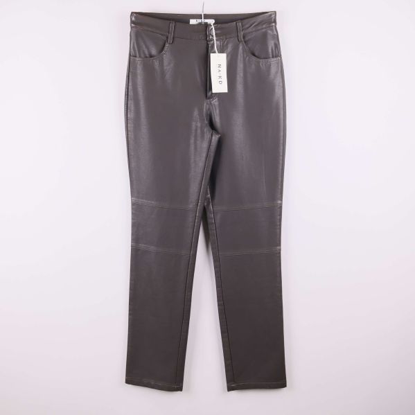 Framsida av bruna konstläderbyxor med fickor och söm