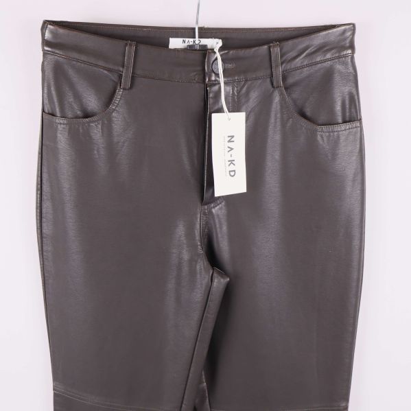 Närbild överdel på konstläderbyxor med namnlapp och knapp