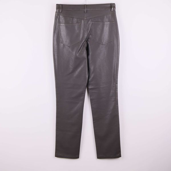 Baksida av bruna konstläderbyxor med bakfickor och söm