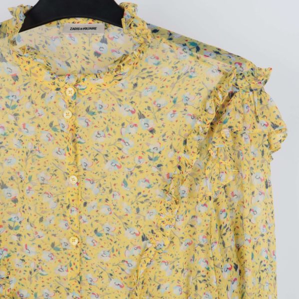 Volangdetaljer på skjorta