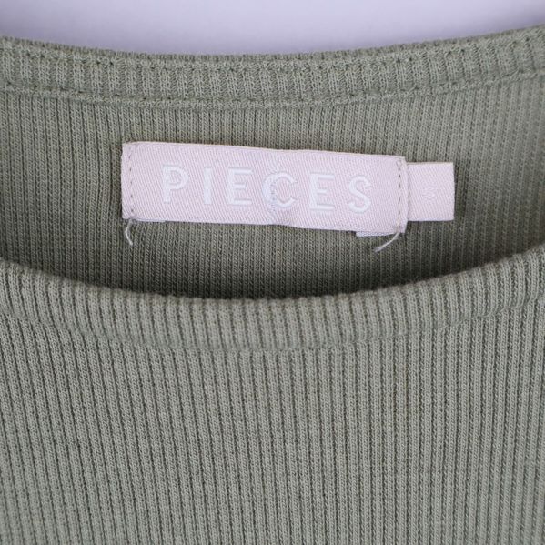 Närbild på Pieces-märke i nacken på tröjan