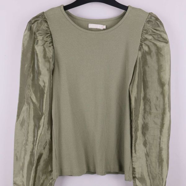 Framifrån olivgrön tröja med glansiga och ribbade detaljer