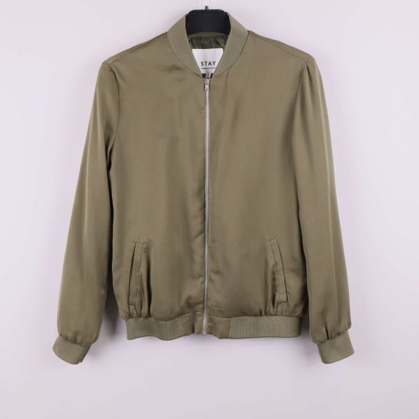 Olivgrön bomberjacka med dragkedja framtill mot ljus bakgrund