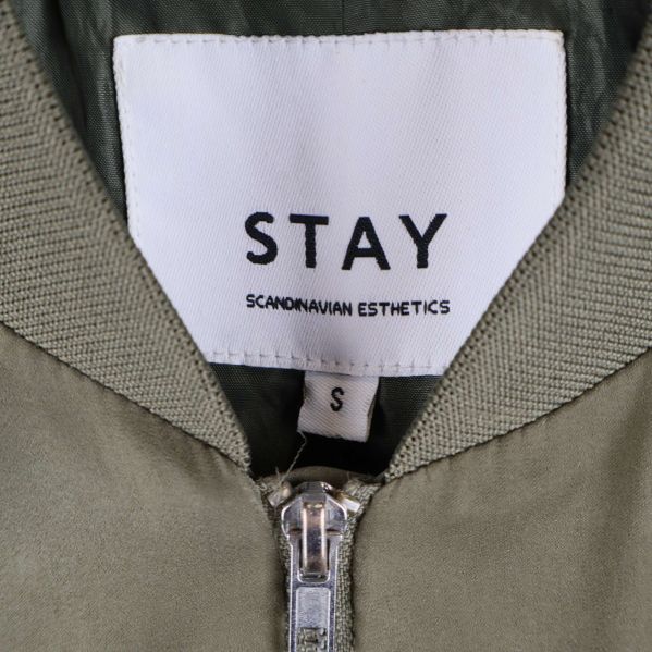 Närbild på STAY märkning i nacken av jackan