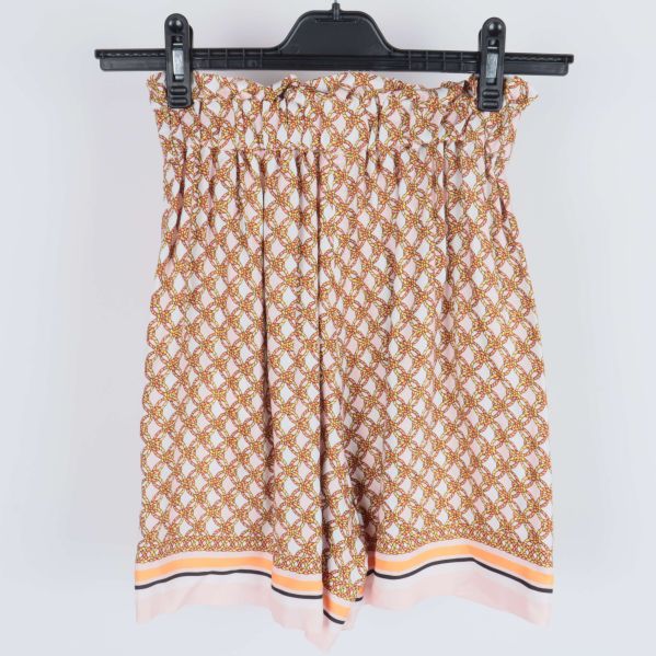 Baksida av mönstrade shorts