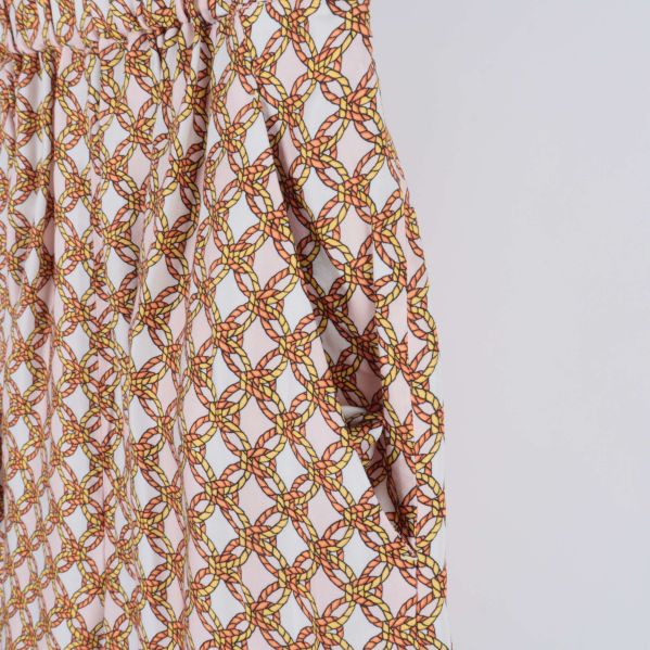 Sidovy av mönstrade shorts