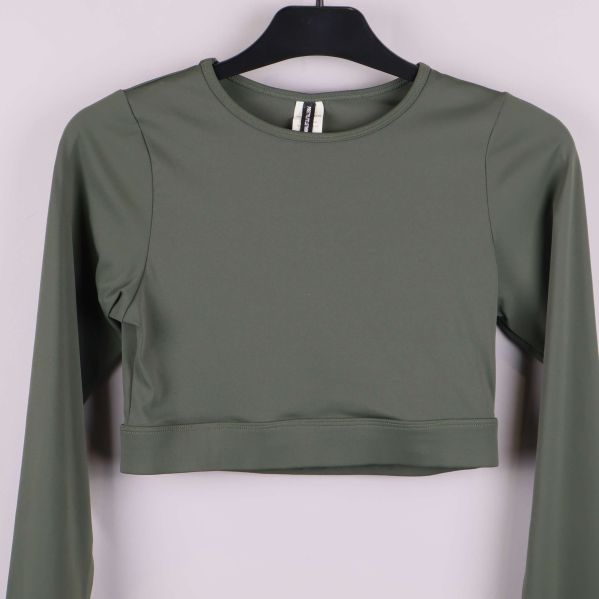 Närbild på framsidan av grön cropped topp