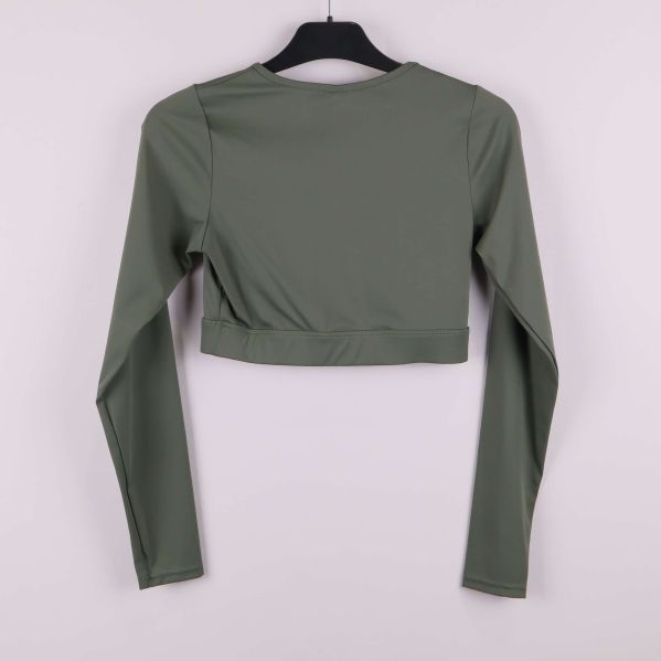 Baksida av grön långärmad cropped topp