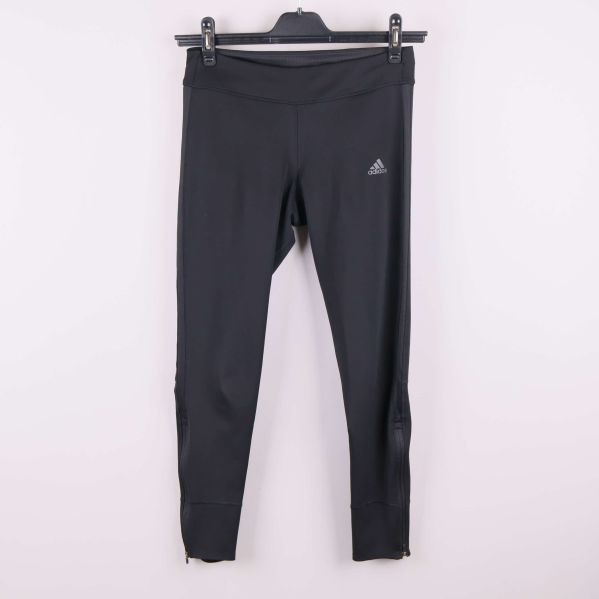 Framsida av svarta tights med Adidas-logga