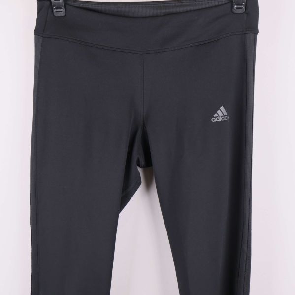 Närbild på midja med Adidas-logga framtill