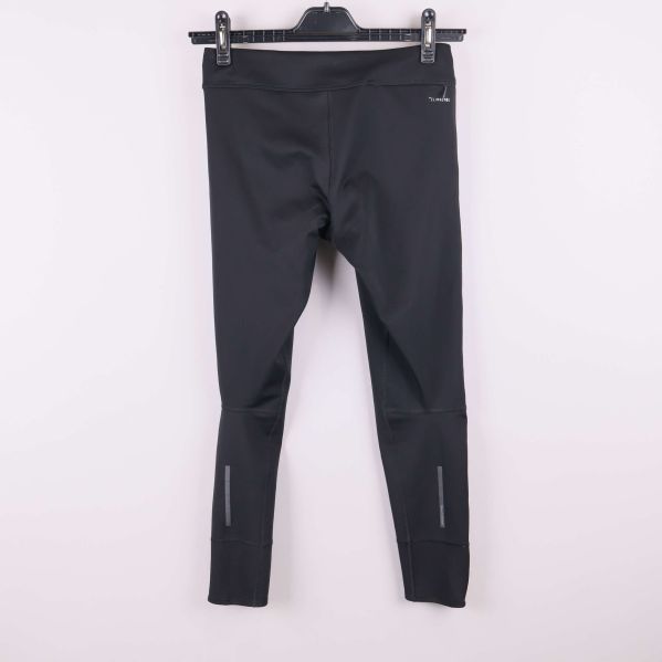 Baksida av svarta träningstights med reflexdetaljer