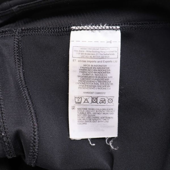 Materialetikett insydd på insidan av tightsen