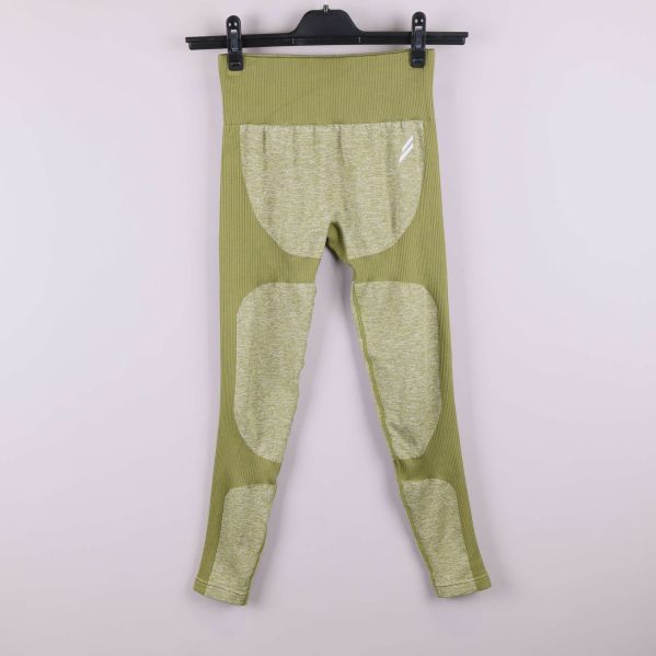 Framsida av gröna leggings med kontrastpaneler hänger