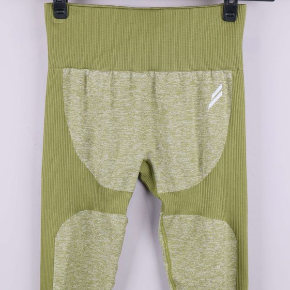 Närbild på midja och övre del av gröna leggings