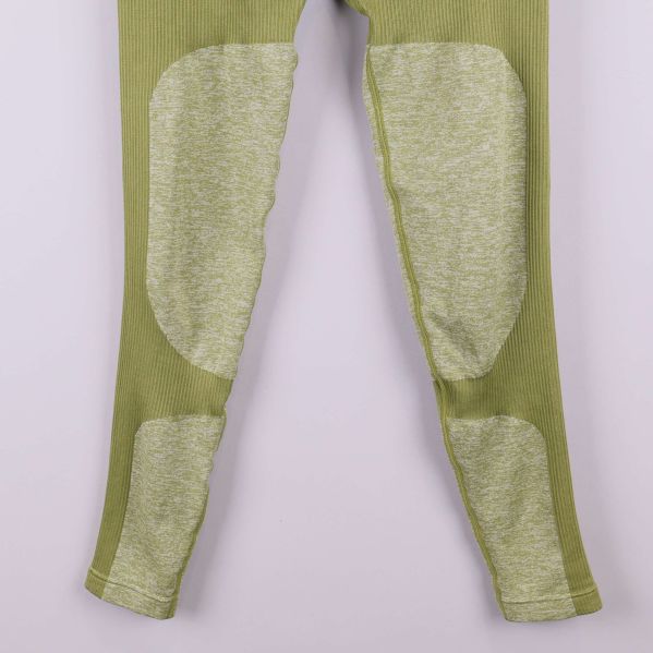 Närbild på benparti och kontrastpaneler på leggings