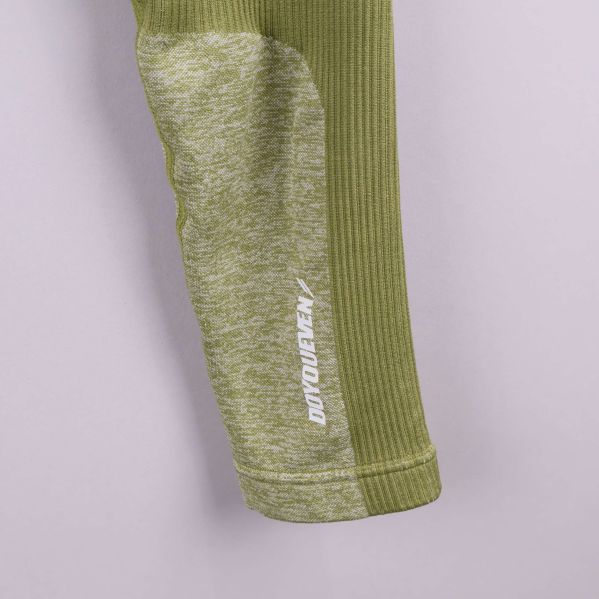 Logotypen DoYouEven syns på benet av leggings