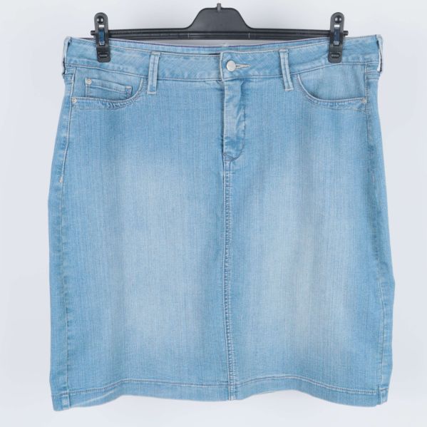 Framsida med femficksdesign