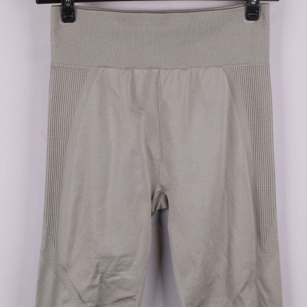 Närbild på midjan och höftdelen av tights