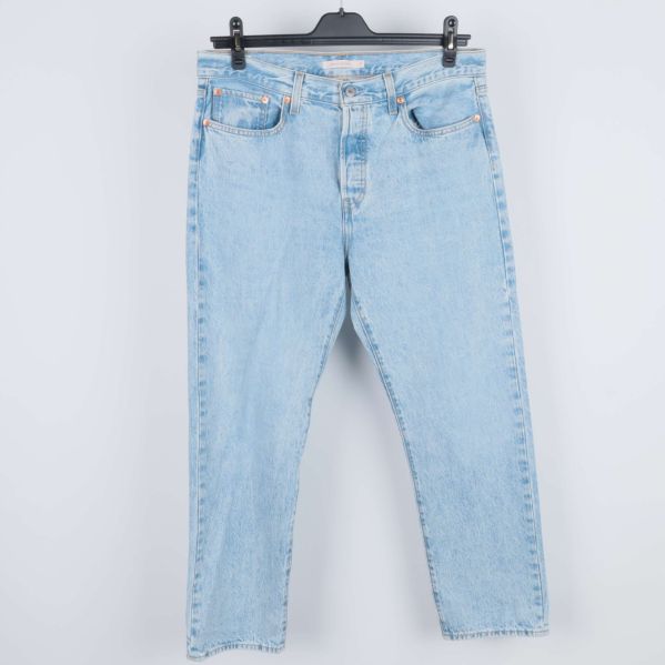 Ljusa jeans framifrån