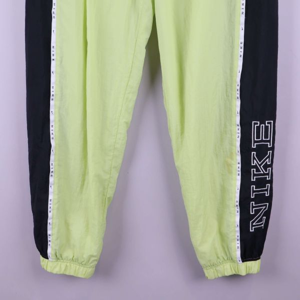 Underben på träningsbyxa med Nike-tryck och elastisk kant