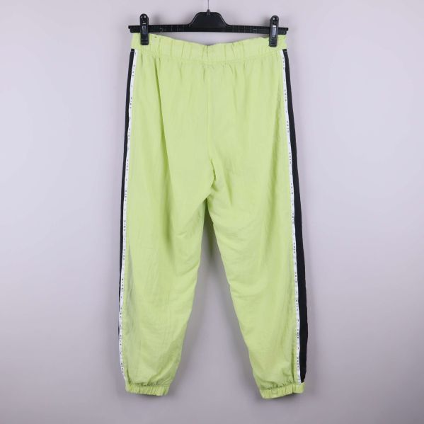 Baksida av ljusgrön träningsbyxa med svarta paneler