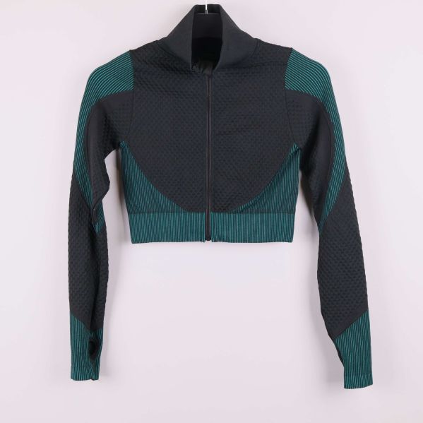 Kort sportjacka i svart och grön färg, framifrån