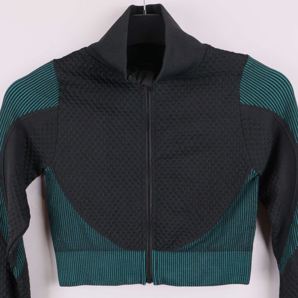 Närbild på jackans överdel och mönster