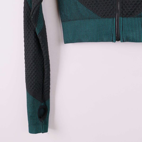 Ärmslut med tumhål och ribbad grön detalj