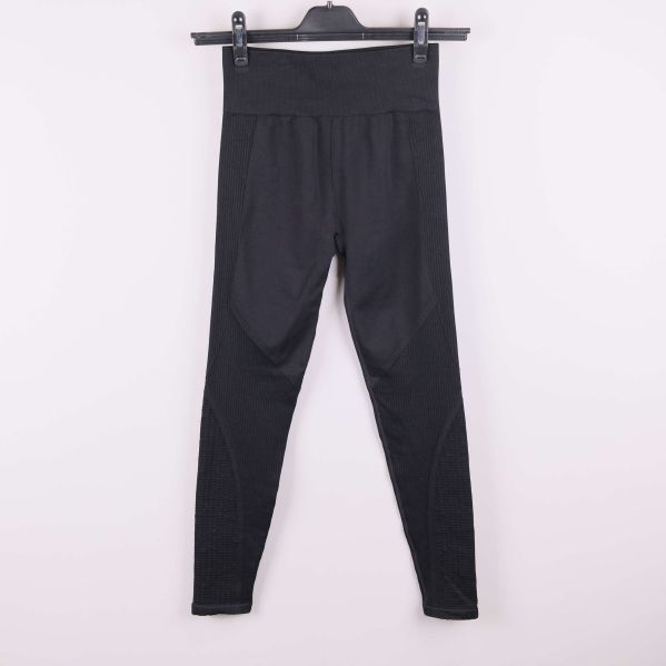 Svarta sportleggings med hög midja hängande på galge