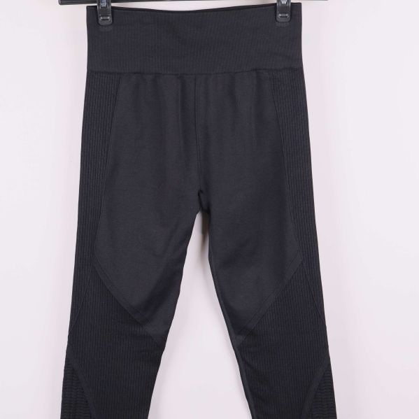 Närbild på midja och lårparti av svarta leggings