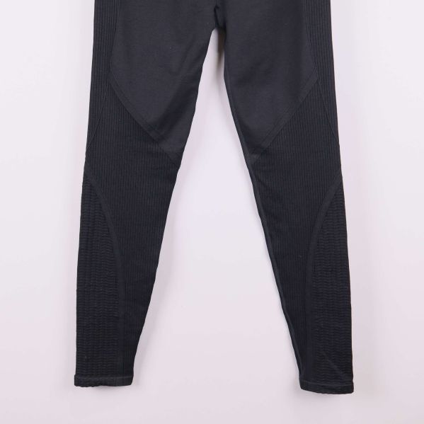 Underben på svarta leggings med textur och ribbad yta