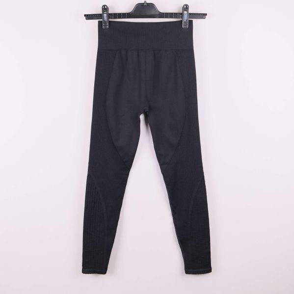 Baksida av svarta sportleggings med ribbade detaljer