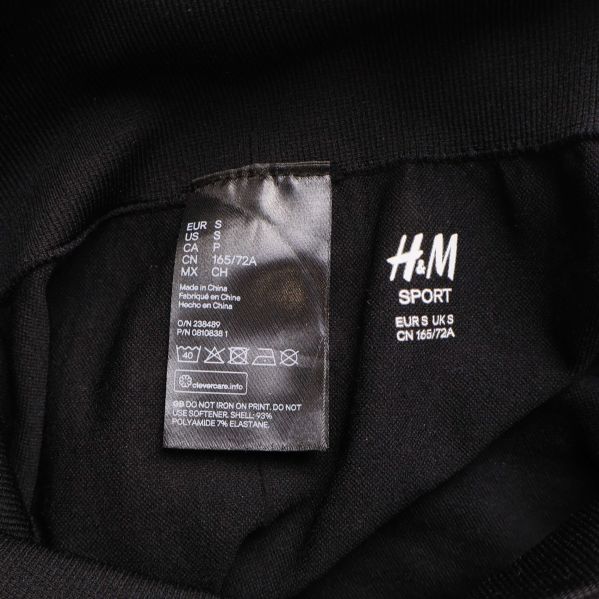 Material- och storleksetikett från H&M Sport på insidan