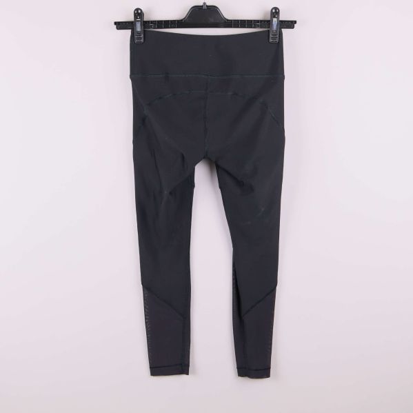 Baksida av svarta tights med hög midja