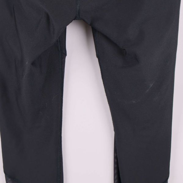 Närbild baksida av tightsens tyg och sömmar