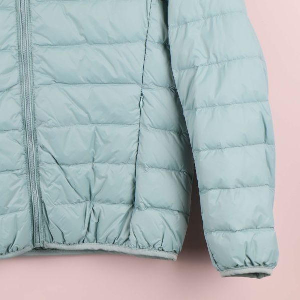 Närbild på höger ärm och sida av jacka