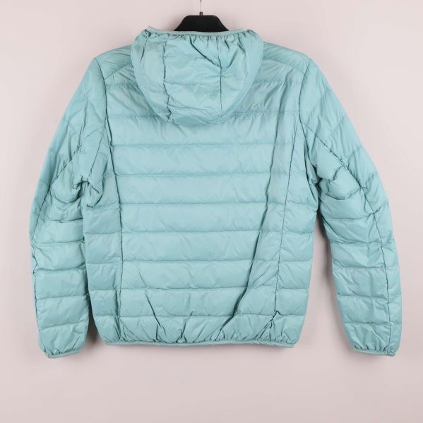 Ljusblå vadderad jacka med huva bakifrån