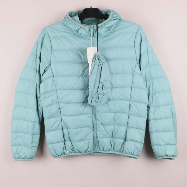 Ljusblå vadderad jacka med huva framifrån
