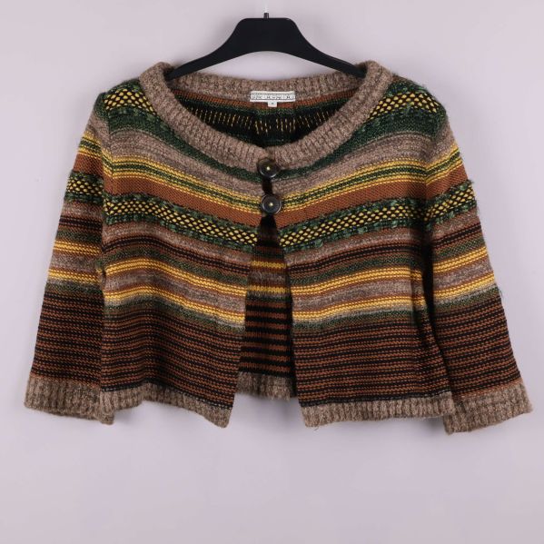 Kort stickad kofta i bruna och gröna toner med mönster