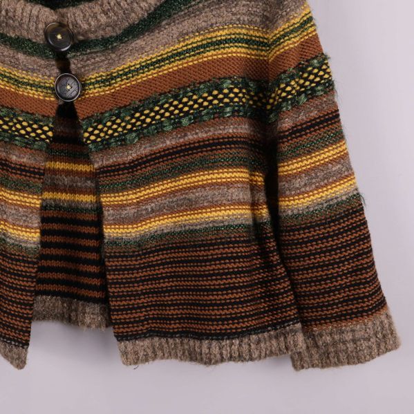 Närbild på ärm och nederkant på stickad kofta