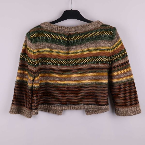 Baksida av stickad kofta med färgglada ränder och kort passform