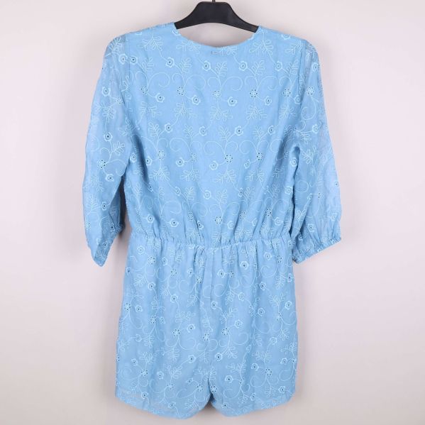 Baksida på blommig byxdress