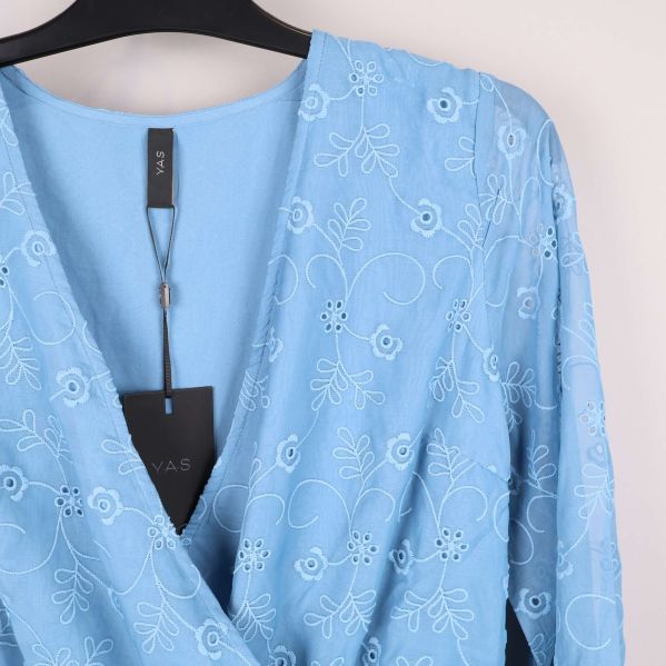 Närbild på blommigt mönster