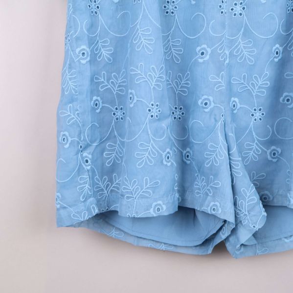 Blommigt mönster på nederdel