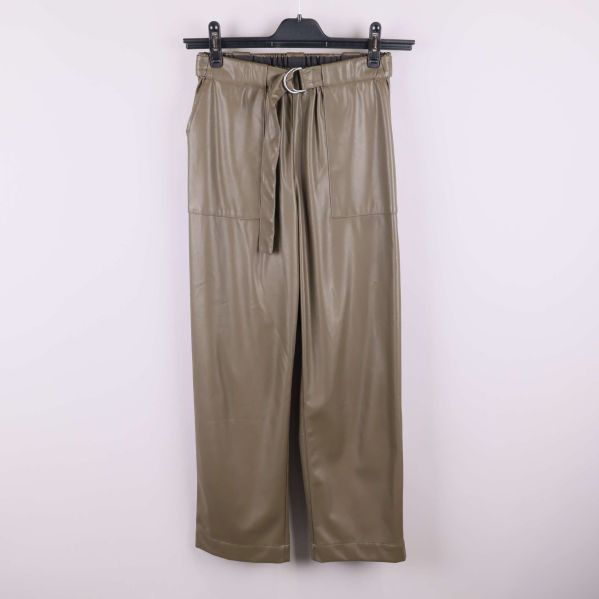 Vida militärgröna byxor med bälte framifrån