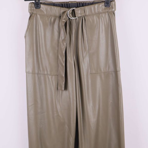 Byxans övre del med bälte och fickor i fokus