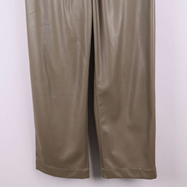 Benavslut på vida byxor i militärgrönt material