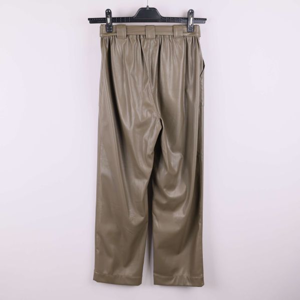 Vida militärgröna byxor sedd bakifrån utan detaljer