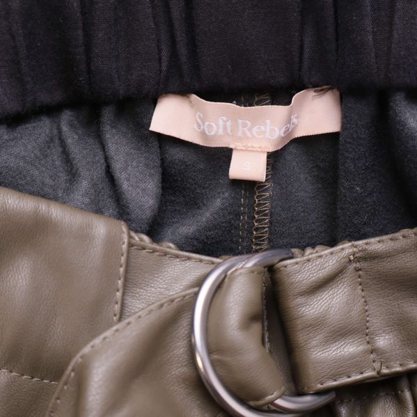 Närbild på Soft Rebels-etikett och byxans midjeområde