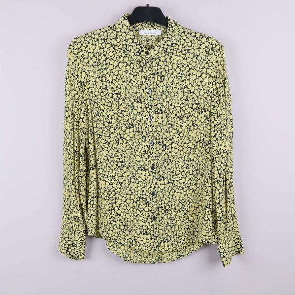 Blommig skjorta med långa ärmar på galge, framifrån